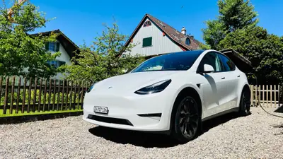Tesla Model Y Performance — SUV électrique 534 ch, Autopilot inclus, très faible kilométrage — côté