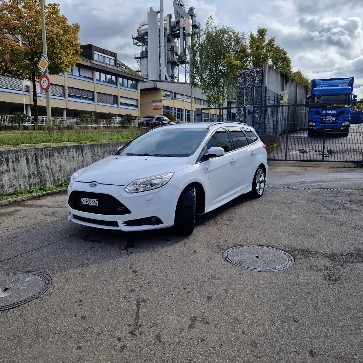 Ford Focus 2.0 SCTi ST-2 — Break sportif 250 ch, faible kilométrage — Außenansicht