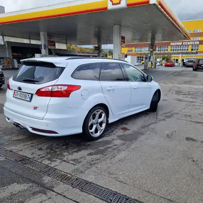 Ford Focus 2.0 SCTi ST-2 — Break sportif 250 ch, faible kilométrage — Heckansicht