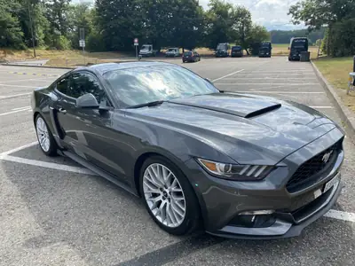 Ford Mustang Fastback 2.3 Automat — Légende américaine avec échappement sport Borla — vista esterna
