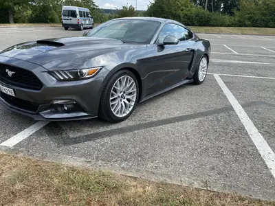 Ford Mustang Fastback 2.3 Automat — Légende américaine avec échappement sport Borla — vista posteriore