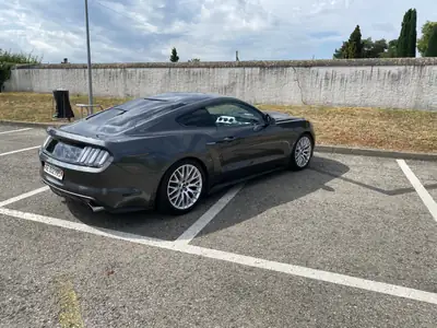 Ford Mustang Fastback 2.3 Automat — Légende américaine avec échappement sport Borla — interni