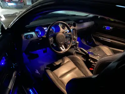 Ford Mustang Fastback 2.3 Automat — Légende américaine avec échappement sport Borla — dettaglio