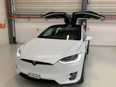 Tesla Model X 7 Places 100D — SUV électrique premium avec conduite autonome complète — intérieur