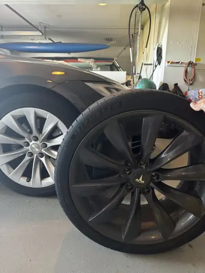 Tesla Model S 90D — Berline électrique haute performance, 518 ch et traction intégrale — vista posteriore