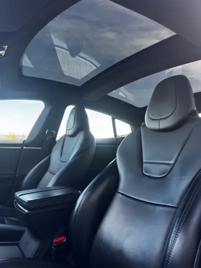 Tesla Model S 90D — Berline électrique haute performance, 518 ch et traction intégrale — fianco