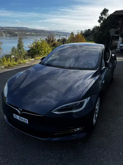Tesla Model S 90D — Berline électrique haute performance, 518 ch et traction intégrale — vista esterna