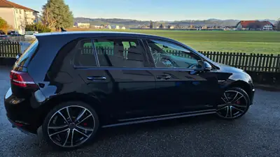 VW Golf 2.0 TSI GTI Performance DSG — Sportive affûtée, 230 ch et boîte auto — Heckansicht