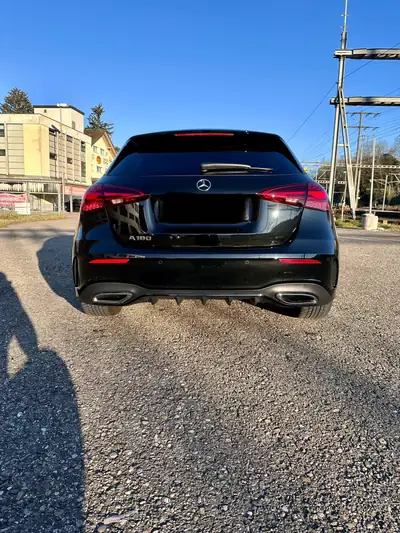 Mercedes-Benz Classe A 180 7G-DCT — Berline compacte hybride, état neuf et peu kilométrée — vista posteriore