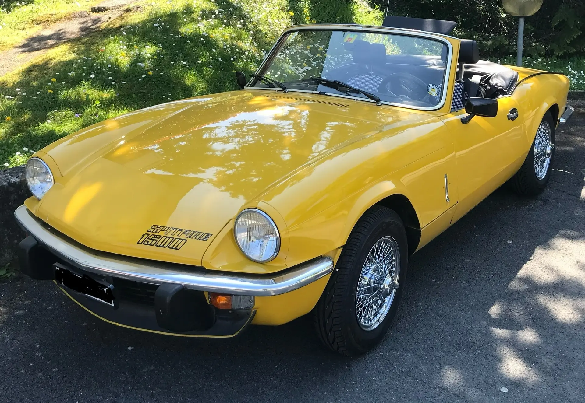 Triumph Spitfire 1500 — Cabriolet britannique rénové, jaune flamboyant de 1979 — vue extérieure
