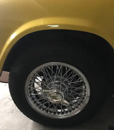 Triumph Spitfire 1500 — Cabriolet britannique rénové, jaune flamboyant de 1979 — détail