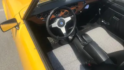 Triumph Spitfire 1500 — Cabriolet britannique rénové, jaune flamboyant de 1979 — tableau de bord