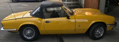 Triumph Spitfire 1500 — Cabriolet britannique rénové, jaune flamboyant de 1979 — intérieur