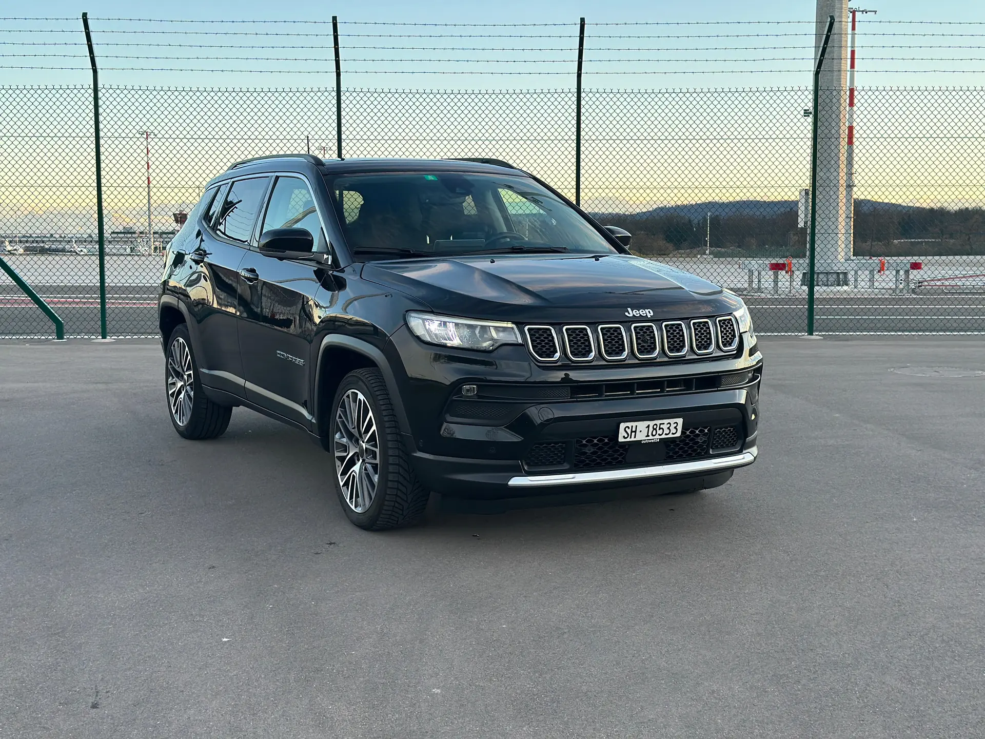 Jeep Compass 4x2 1.3 Limited — SUV urbain fiable, toit panoramique, 92 000 km — Außenansicht