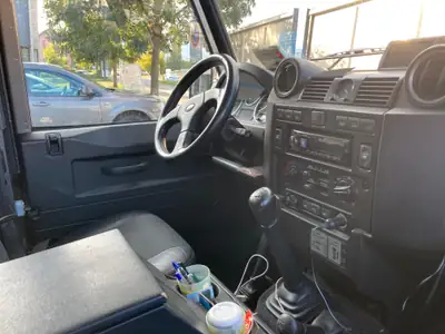 Land Rover Defender 110 TD4 — L'icône tout-terrain, robustesse éprouvée et 7 places — Heckansicht
