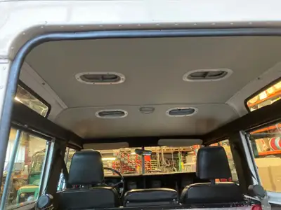 Land Rover 88 Serie III 1983 — Le 4×4 britannique culte, 76'000 km seulement — Miniatura 10