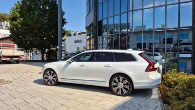 Volvo V90 T8 eAWD Plug-in Hybrid — Berline familiale électrifiée, 29'000 km seulement — vue extérieure