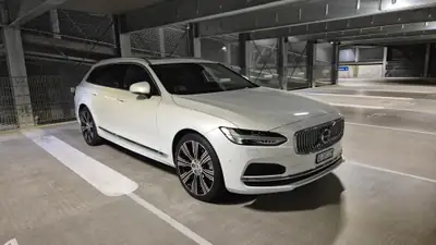 Volvo V90 T8 eAWD Plug-in Hybrid — Berline familiale électrifiée, 29'000 km seulement — tableau de bord