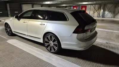 Volvo V90 T8 eAWD Plug-in Hybrid — Berline familiale électrifiée, 29'000 km seulement — intérieur