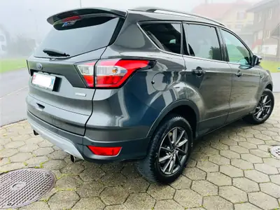 Ford Kuga 1.5 SCTi Titanium — SUV polyvalent, toit panoramique, première main — fianco