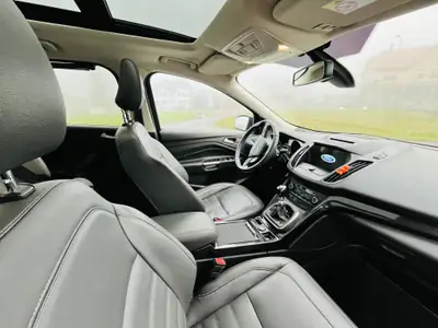 Ford Kuga 1.5 SCTi Titanium — SUV polyvalent, toit panoramique, première main — interni