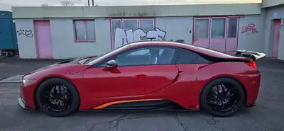 BMW i8 Coupé Protonic Red Edition — Hybride rechargeable haute performance, 32 000 km — fianco