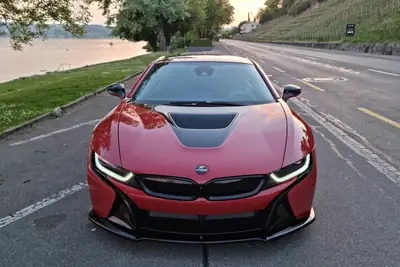 BMW i8 Coupé Protonic Red Edition — Hybride rechargeable haute performance, 32 000 km — vista esterna