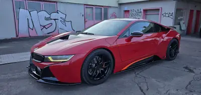 BMW i8 Coupé Protonic Red Edition — Hybride rechargeable haute performance, 32 000 km — vista posteriore