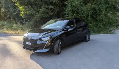 Peugeot 208 Elektrik Allure Pack — Citadine électrique compacte, faible kilométrage — side view