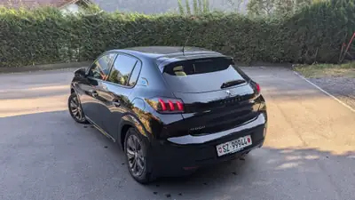 Peugeot 208 Elektrik Allure Pack — Citadine électrique compacte, faible kilométrage — rear view