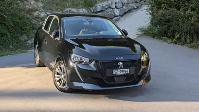 Peugeot 208 Elektrik Allure Pack — Citadine électrique compacte, faible kilométrage — exterior view