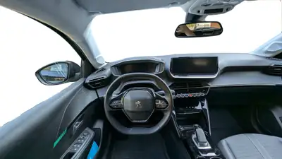 Peugeot 208 Elektrik Allure Pack — Citadine électrique compacte, faible kilométrage — dashboard