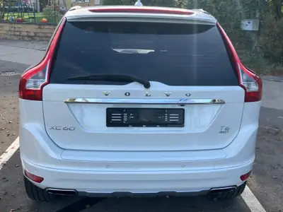 Volvo XC60 T6 AWD — SUV premium 306 ch, transmission intégrale, entretien optimal — vista posteriore