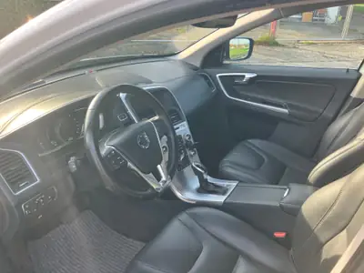 Volvo XC60 T6 AWD — SUV premium 306 ch, transmission intégrale, entretien optimal — cruscotto