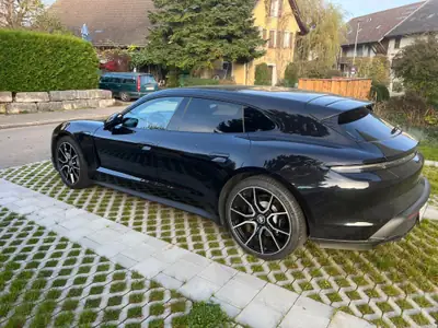 Porsche Taycan 4S Sport Turismo Performance Plus — Berline électrique premium, 28000 km seulement — fianco