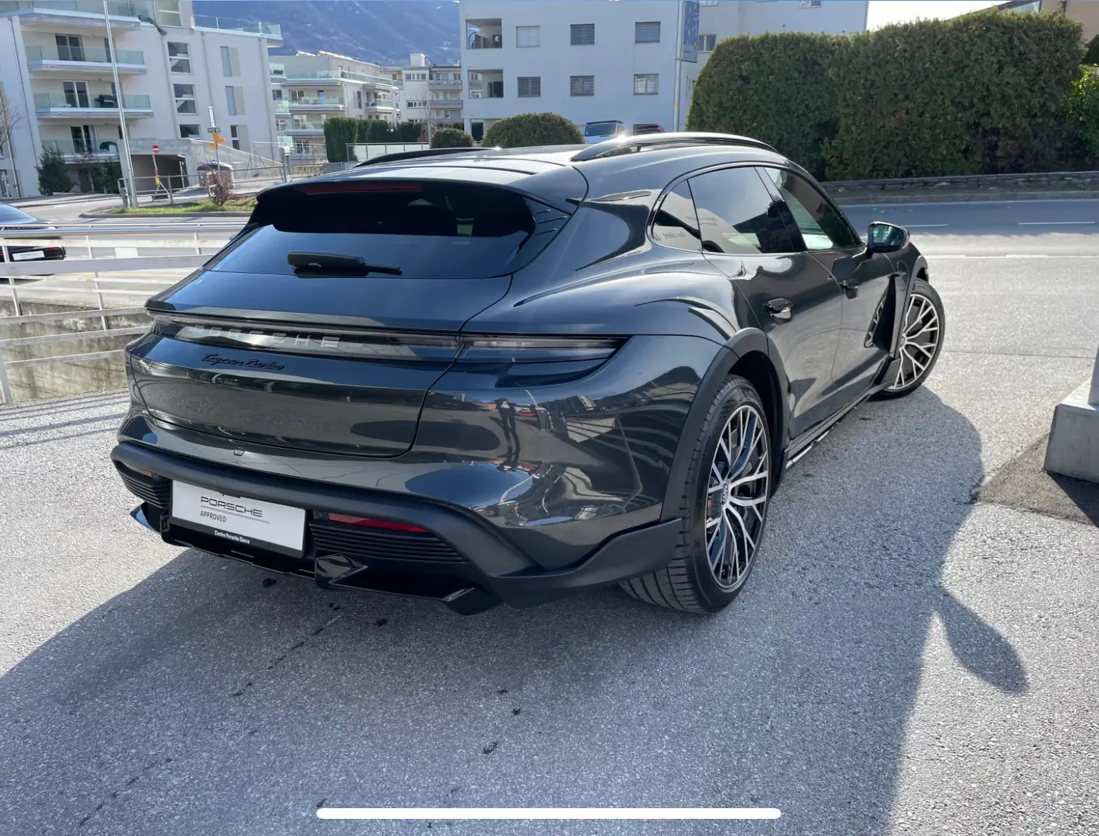 Porsche Taycan Turbo Cross Turismo — Performance électrique et polyvalence 4x4