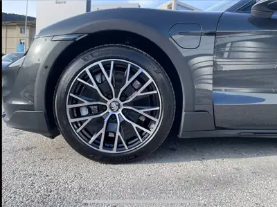 Porsche Taycan Turbo Cross Turismo — Performance électrique et polyvalence 4x4 — Armaturenbrett
