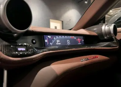 Ferrari GTC 4 Lusso 2017 — Grand Tourisme élégant, entretien Ferrari certifié — Miniature 18