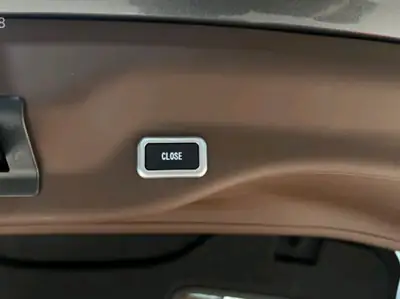 Ferrari GTC 4 Lusso 2017 — Grand Tourisme élégant, entretien Ferrari certifié — Miniature 21