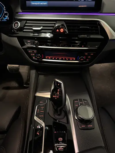 BMW 545e xDrive M Sport Pro — Berline hybride rechargeable, 43'000 km seulement — interior