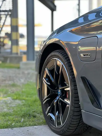 BMW 545e xDrive M Sport Pro — Berline hybride rechargeable, 43'000 km seulement — Thumbnail 10