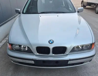 BMW 528i — Berline de prestige, moteur 2.8L, transmission automatique — Heckansicht