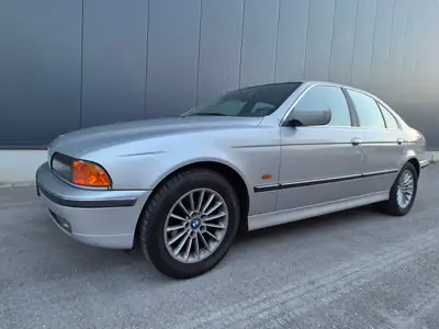 BMW 528i — Berline de prestige, moteur 2.8L, transmission automatique — Seitenansicht