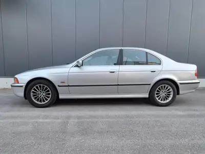 BMW 528i — Berline de prestige, moteur 2.8L, transmission automatique — Außenansicht