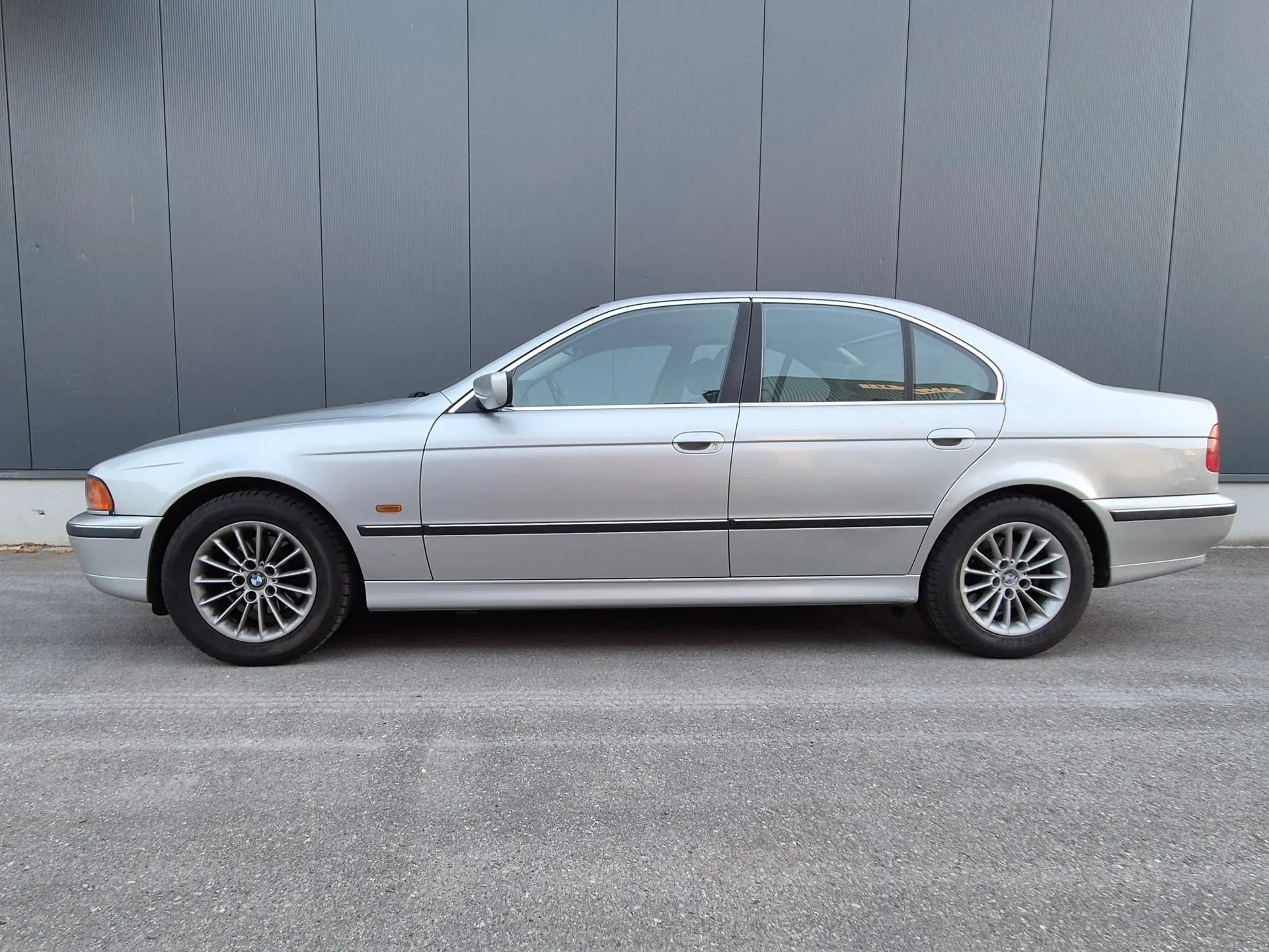 BMW 528i — Berline de prestige, moteur 2.8L, transmission automatique — Außenansicht