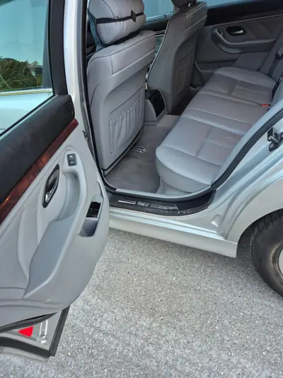 BMW 528i — Berline de prestige, moteur 2.8L, transmission automatique — Detail