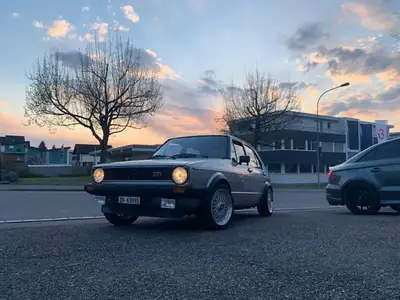 VW Golf 1 GTI 4-portes (1982) — Légende automobile authentique, 76'000 km seulement — côté