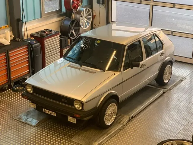 VW Golf 1 GTI 4-portes (1982) — Légende automobile authentique, 76'000 km seulement — vue extérieure
