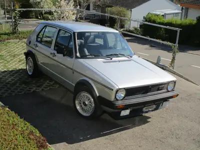 VW Golf 1 GTI 4-portes (1982) — Légende automobile authentique, 76'000 km seulement — intérieur
