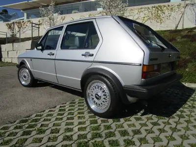VW Golf 1 GTI 4-portes (1982) — Légende automobile authentique, 76'000 km seulement — Miniature 9